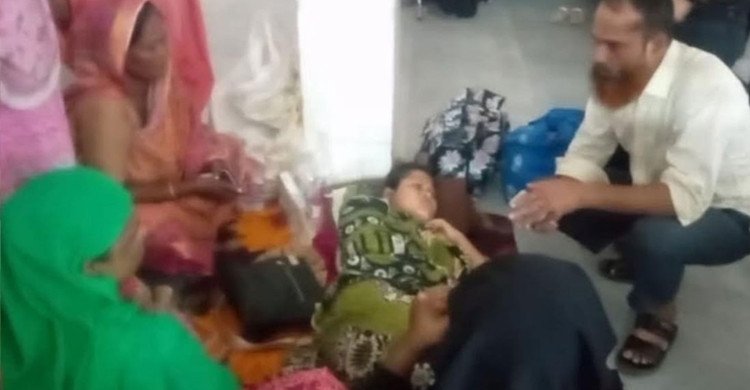 যৌতুকের টাকার জন্য স্ত্রীর শরীরে ফুটন্ত ভাত ঢেলে দিলো স্বামী